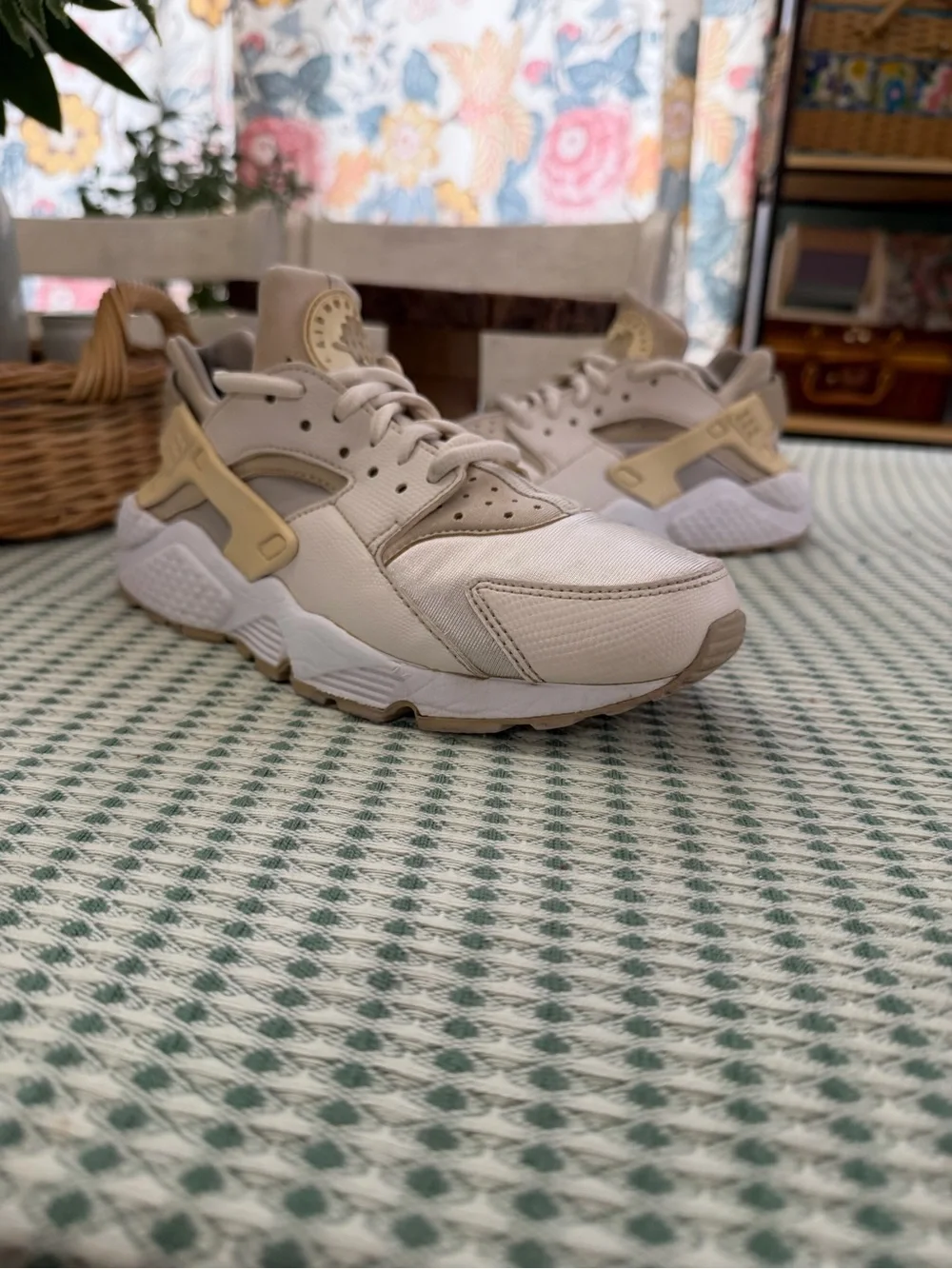 Nike Women's Air Huarache Sneakers Size 7 Beige Gold